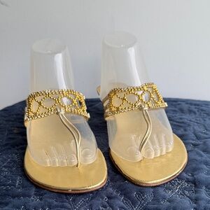 Stuart Weitzman Gold Beaded Thong Sandals w/ 2” Kitty round heel PRELOVED 9B